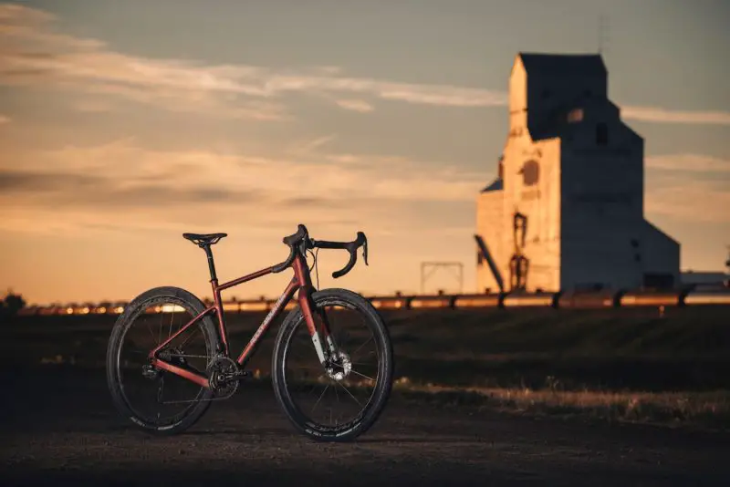 Rocky Mountain Solo Gravel Carbon : Alloy b uilding back ground