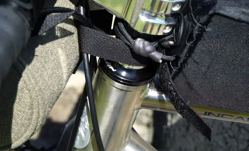 Fierce-Hazel-Handlebar-Bag-stem-fastening