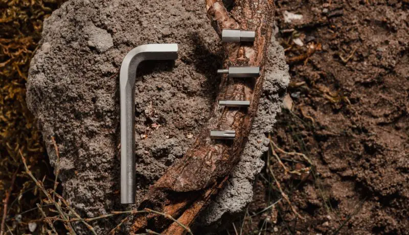 milKit Hassle’Off Multitool Packs an Impressive Number of Tools Behind Your Bottle Cage