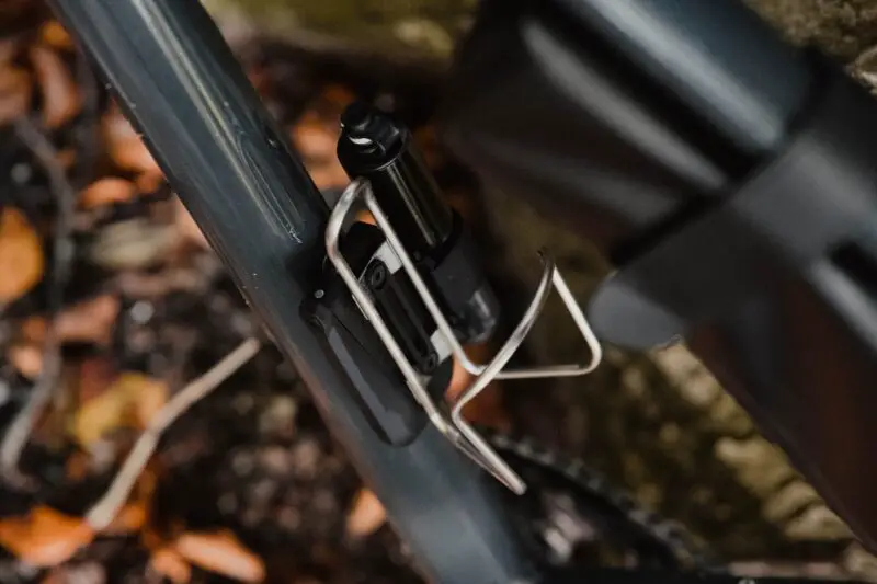milKit Hassle'Off tool mounted under water bottle