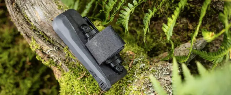 milKit Hassle'Off tool with velcro on tree