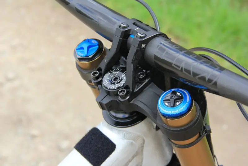 matt walker pro bike check cockpit setup pro stem tharsis carbon bar fox 40 factory grip2 damper