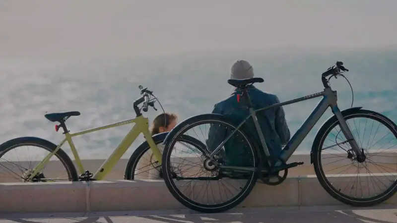 Tenways CGO600 commuter ebikes at the beach