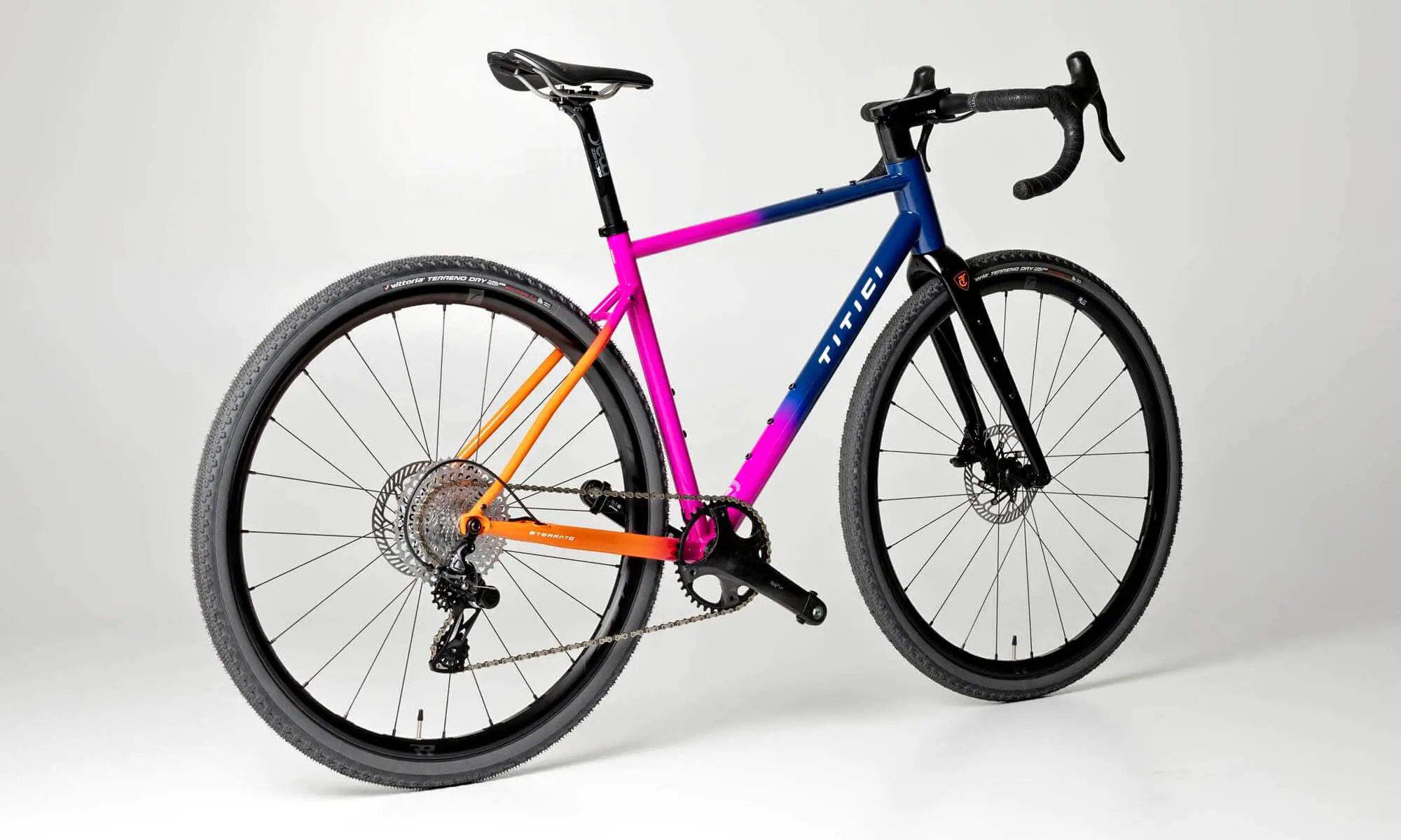 Titici Progetto Sessanta Sterrato modern steel gravel bike, made-in-Italy, Titici Progetto Sessanta Strada modern steel road bike, handmade-in-Italy, angled rear