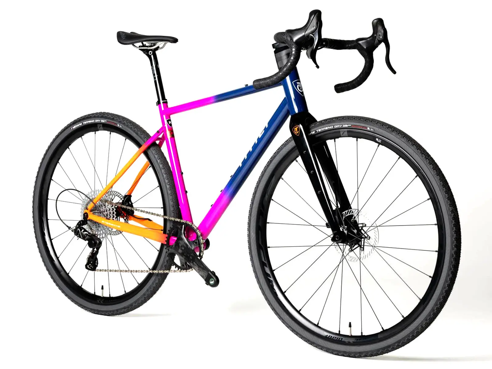Titici Progetto Sessanta Sterrato modern steel gravel bike, made-in-Italy, angled