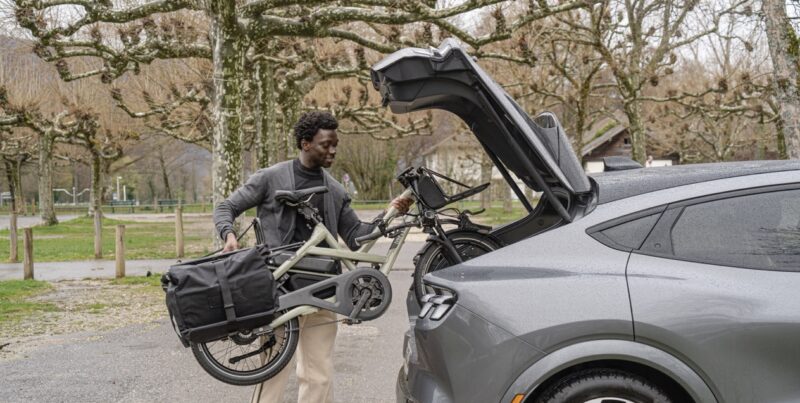 Tern HSD Cargo bike trunk loading