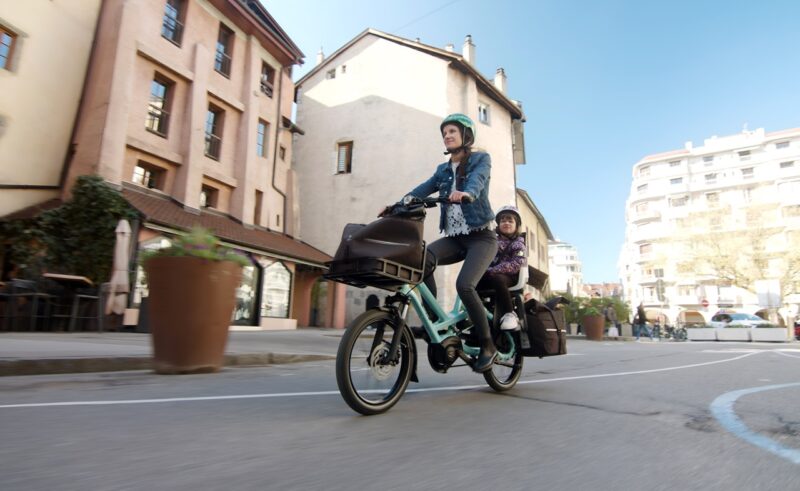 Tern HSD Cargo bike mom and child