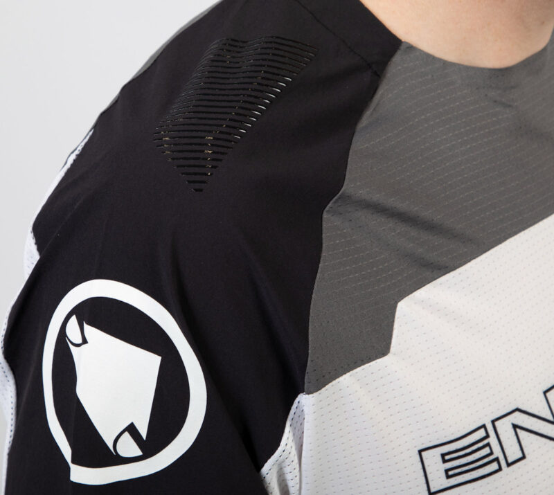 Endura’s New MT500 Burner Lite jersey detail