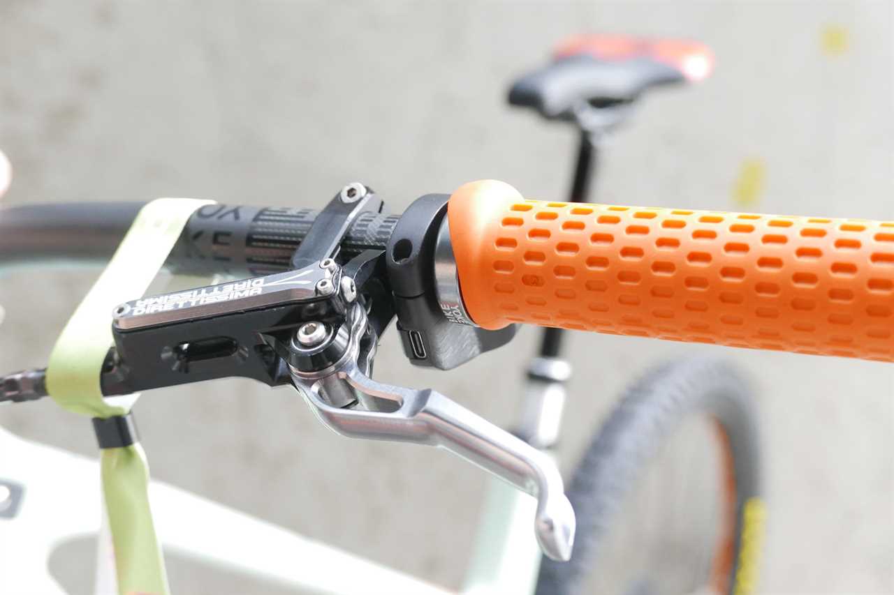 BikeYoke Revive Wireless electronic MTB dropper seatpost, USB-C remote