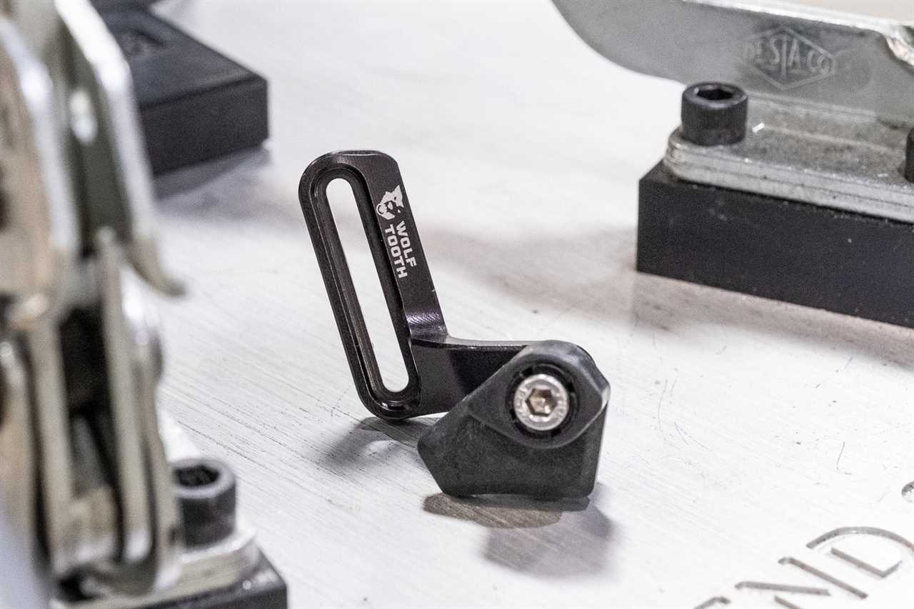 closeup of wolf tooth components LoneWolf aero chain guide