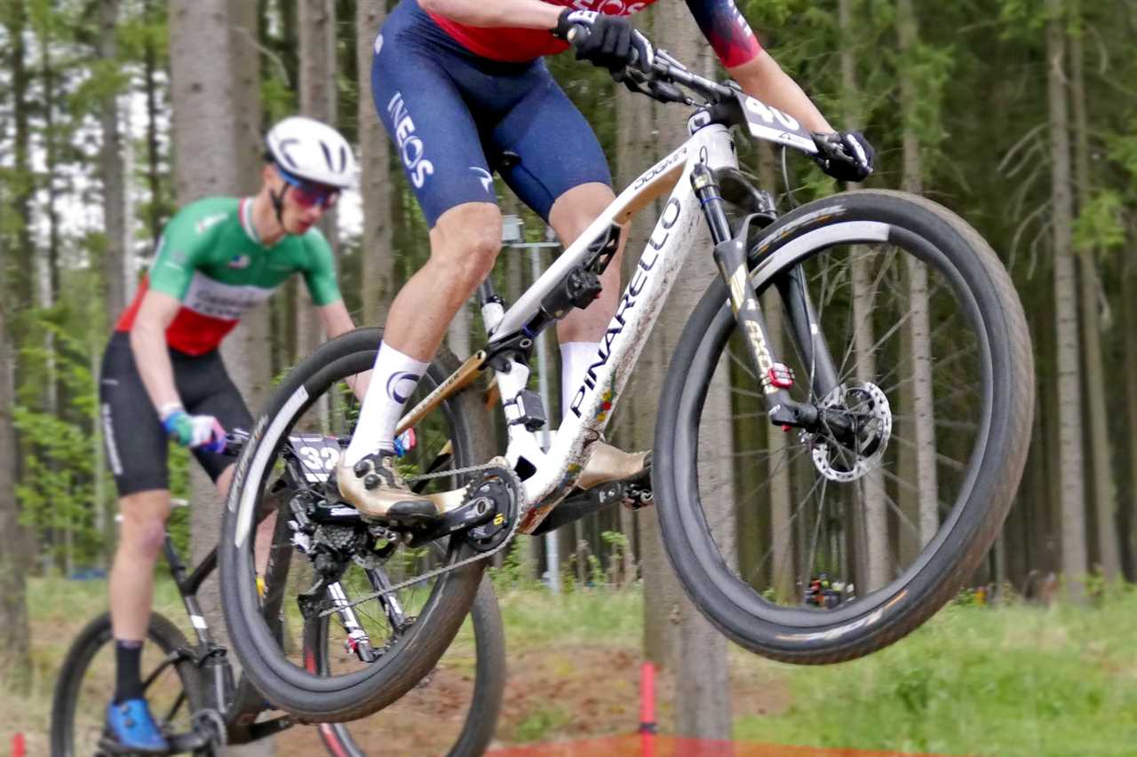 Prototype SR Suntour TACT e-suspension, unreleased automatic electronically controlled XC MTB suspension, Tom Pidcock air time XCC