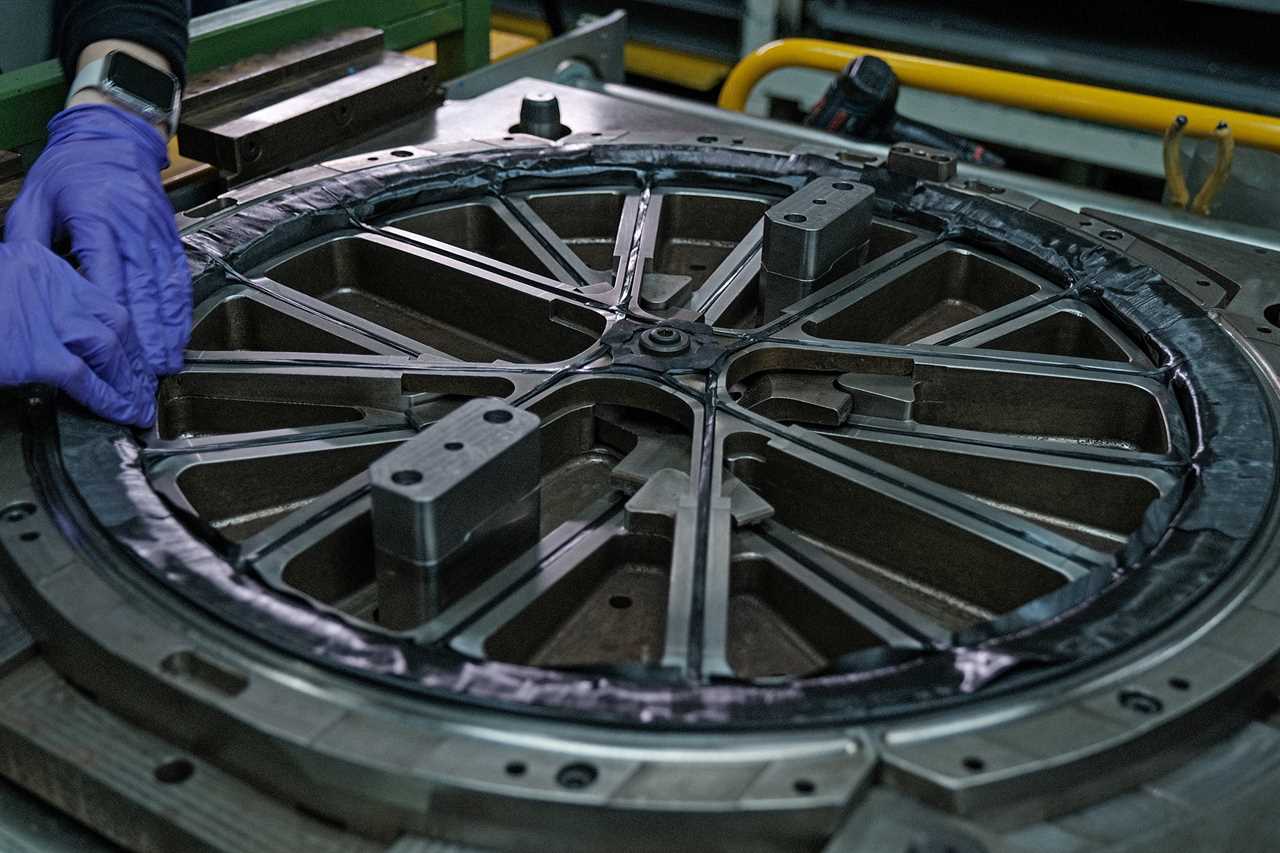 Syncros Capital SL TT Disc, full-carbon monocoque road time trial wheels for DSM, manufacturing photo by Ajax Salvador