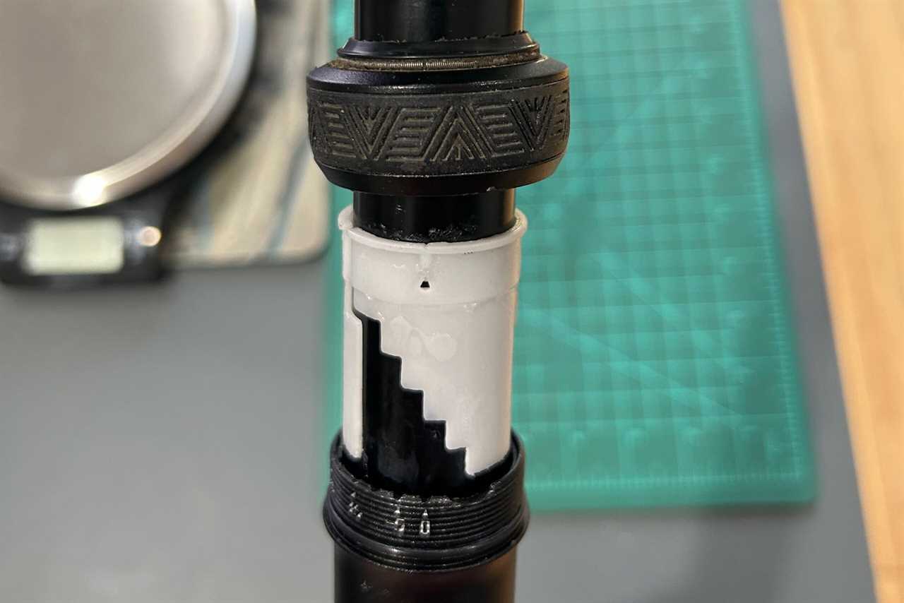 The tool-free travel adjustment of the PNW Loam dropper post