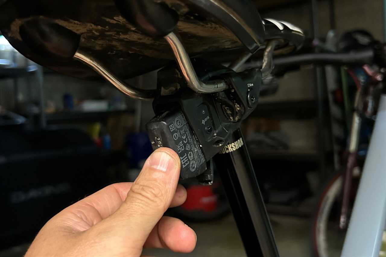 RockShox Reverb AXS dropper post battery detail
