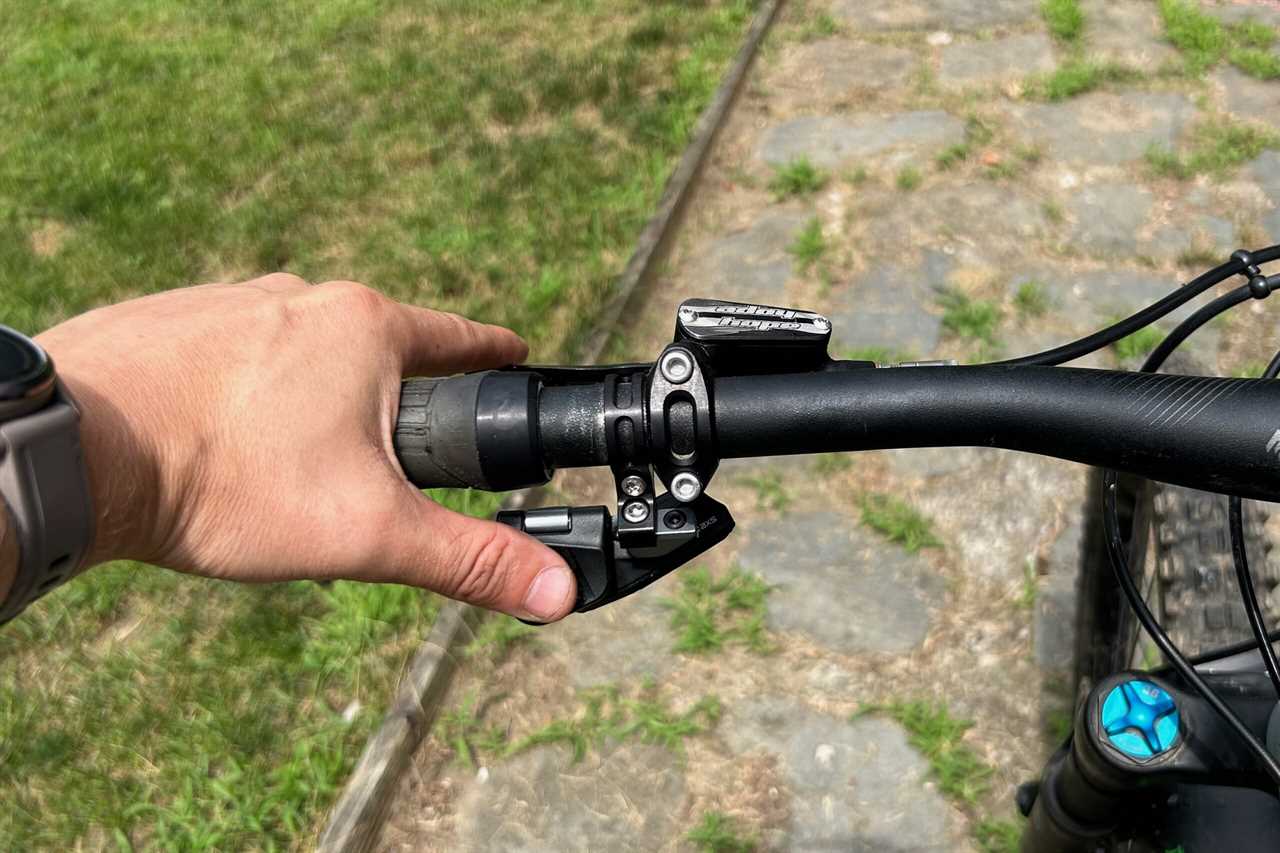 RockShox Reverb AXS wireless dropper remote