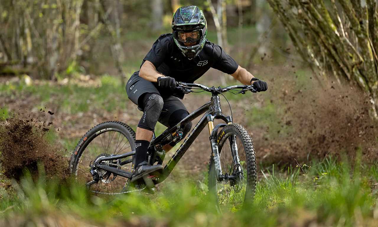 2023 Commencal Meta v5 all-new aluminum alloy trail & enduro all-mountain bikes, riding