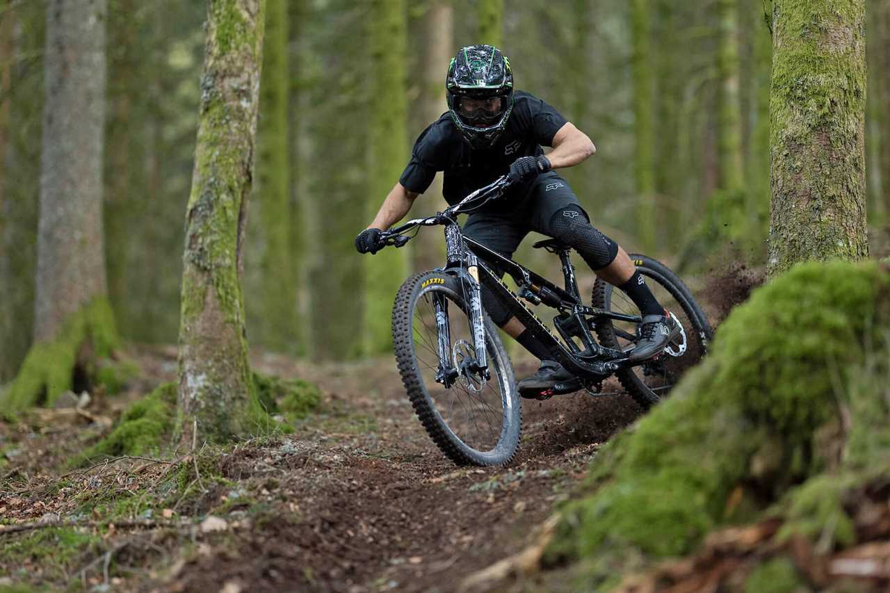 2023 Commencal Meta v5 all-new aluminum alloy trail & enduro all-mountain bikes, riding