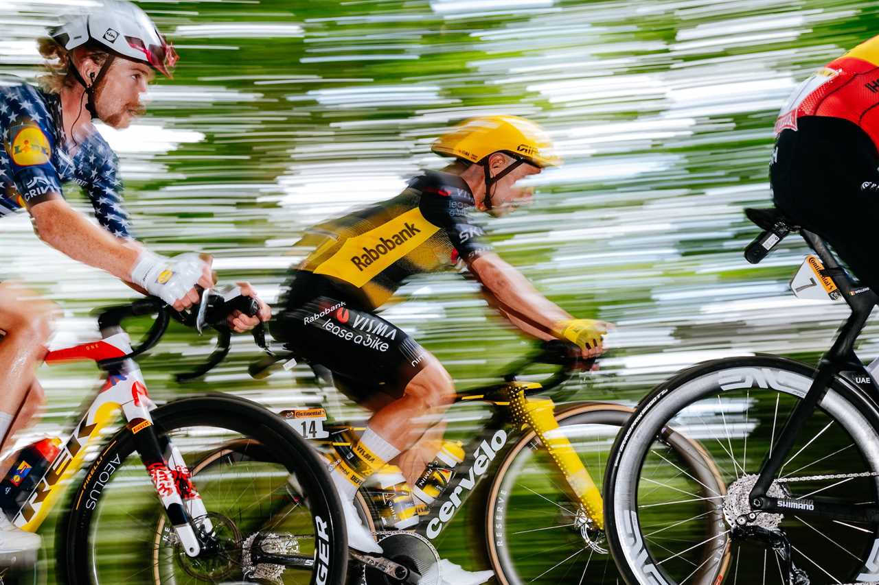 Highlights: The Break Beats the Sprinters on Stage 15