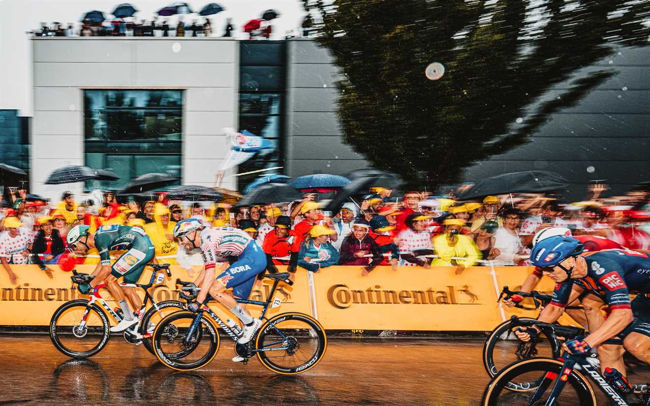 Tour de France Highlights: Sprinters Battle the Break in the Rain on Stage 17