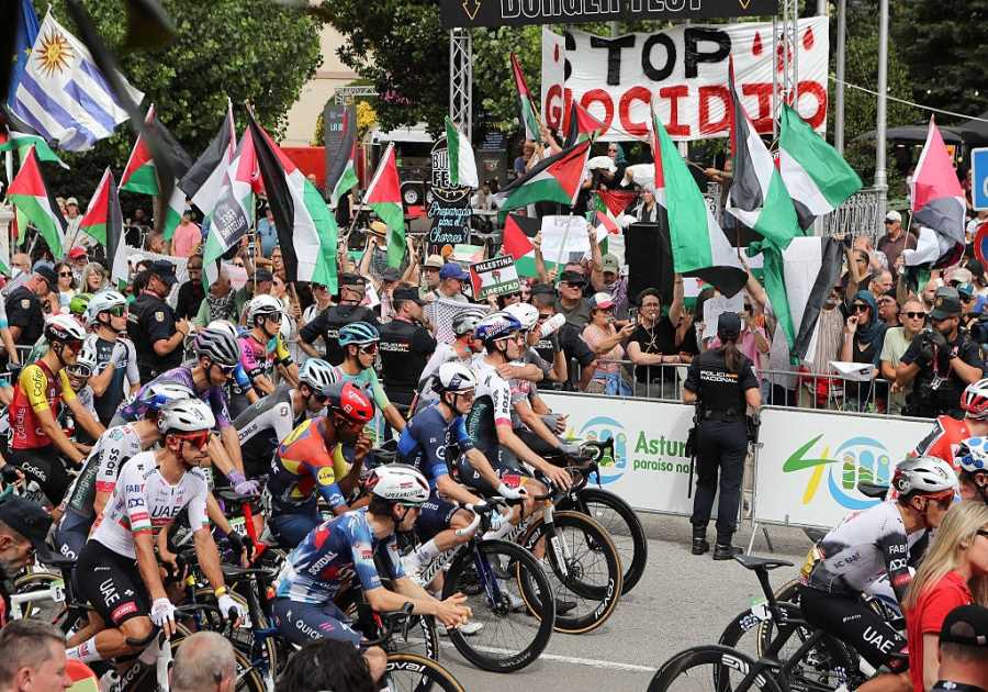 Protesters Provoke Romo to Crash at Vuelta a España, Hack ‘Radio Vuelta’