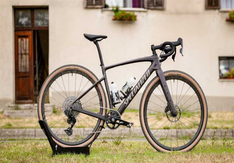 Review: Specialized Diverge 4 Fits a 2.2 Tire but You Have to Love Future Shock