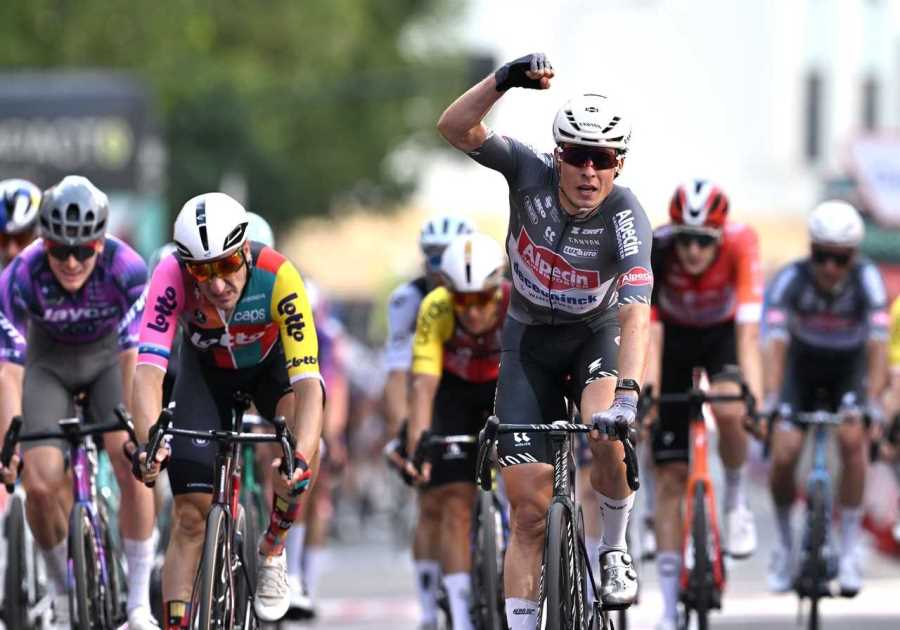 Vuelta a España Stage 8: Jasper Philipsen Lunges Home First in Tight, Chaotic Sprint