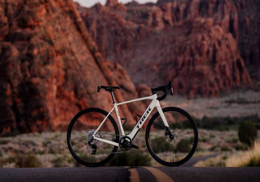 This Week in Bike Tech: Fresh Italian Kicks, Hunt’s New Budget-Friendly Carbon Gravel Wheels, and a New Trek Road E-Bike